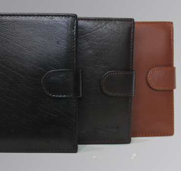 Sleek men’s glaze wallet made from glossy leather with multiple card slots and a slim design.