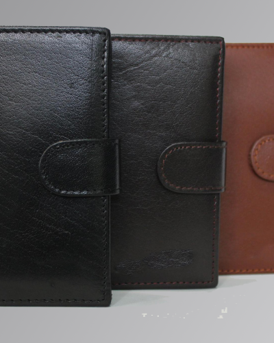 Sleek men’s glaze wallet made from glossy leather with multiple card slots and a slim design.
