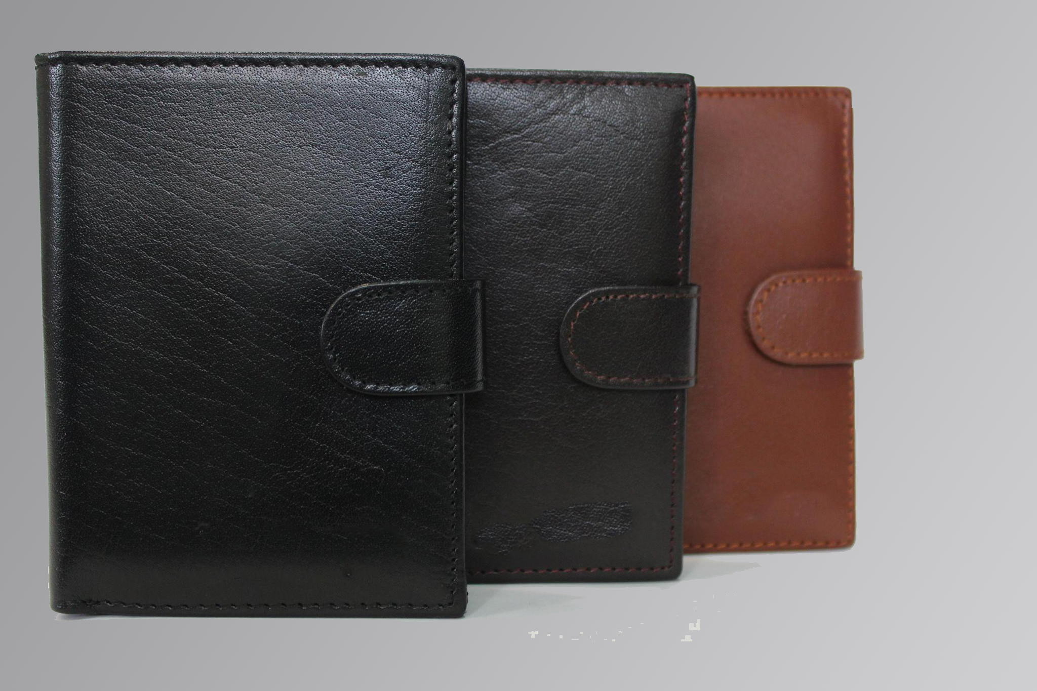 Sleek men’s glaze wallet made from glossy leather with multiple card slots and a slim design.