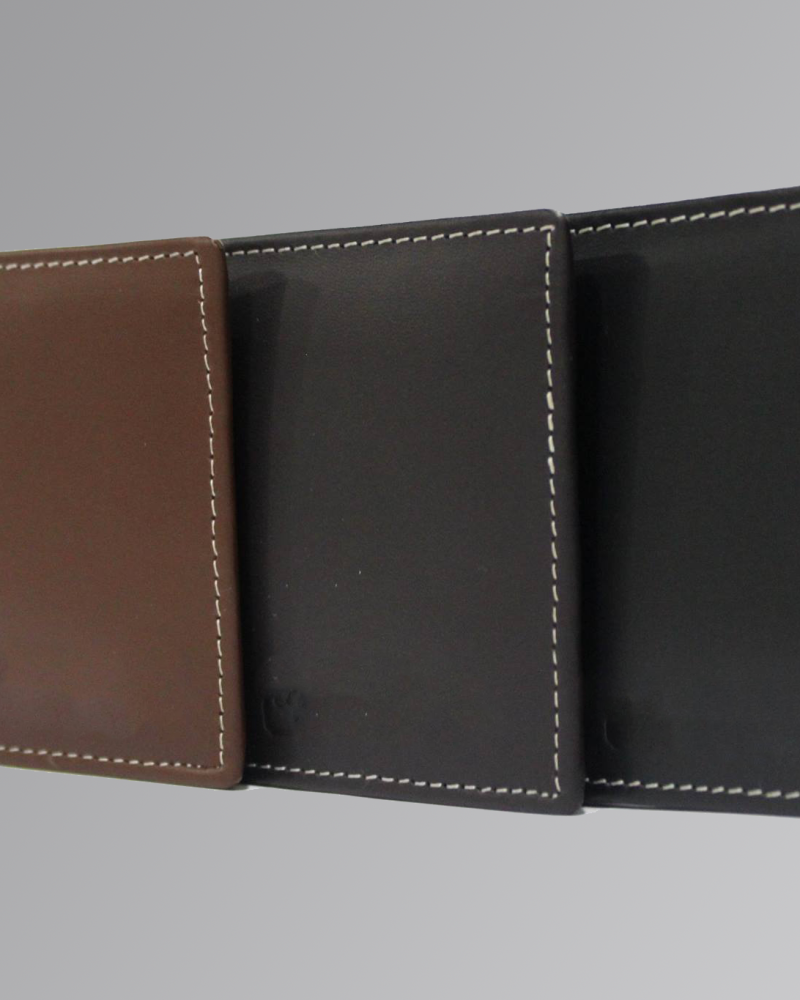Men’s leather wallet featuring white contrast stitching and a slim, modern design.