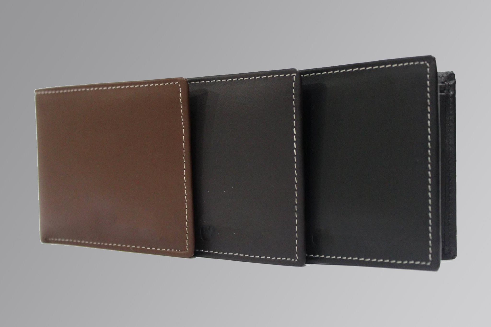 Men’s leather wallet featuring white contrast stitching and a slim, modern design.